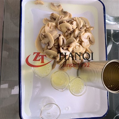 Champignons en conserve de la nouvelle saison